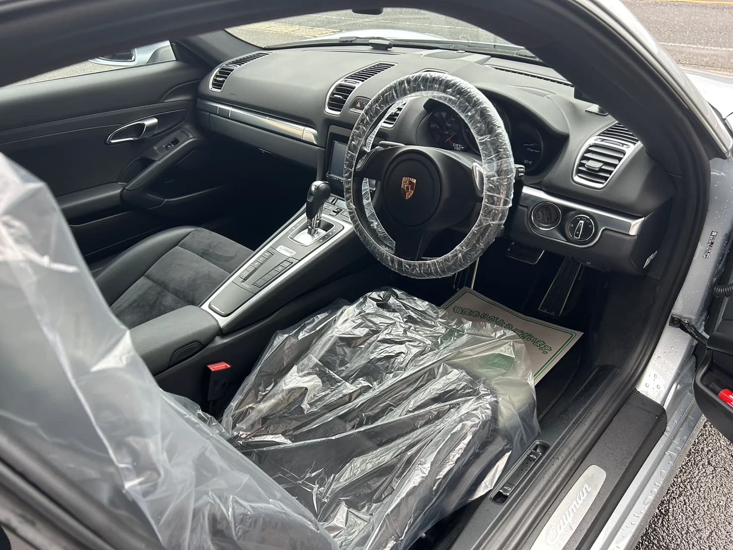 保護シートを掛けたポルシェの運転席