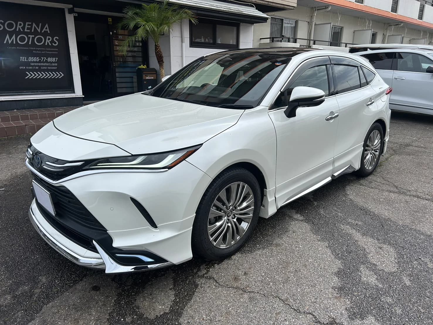 白い国産SUV