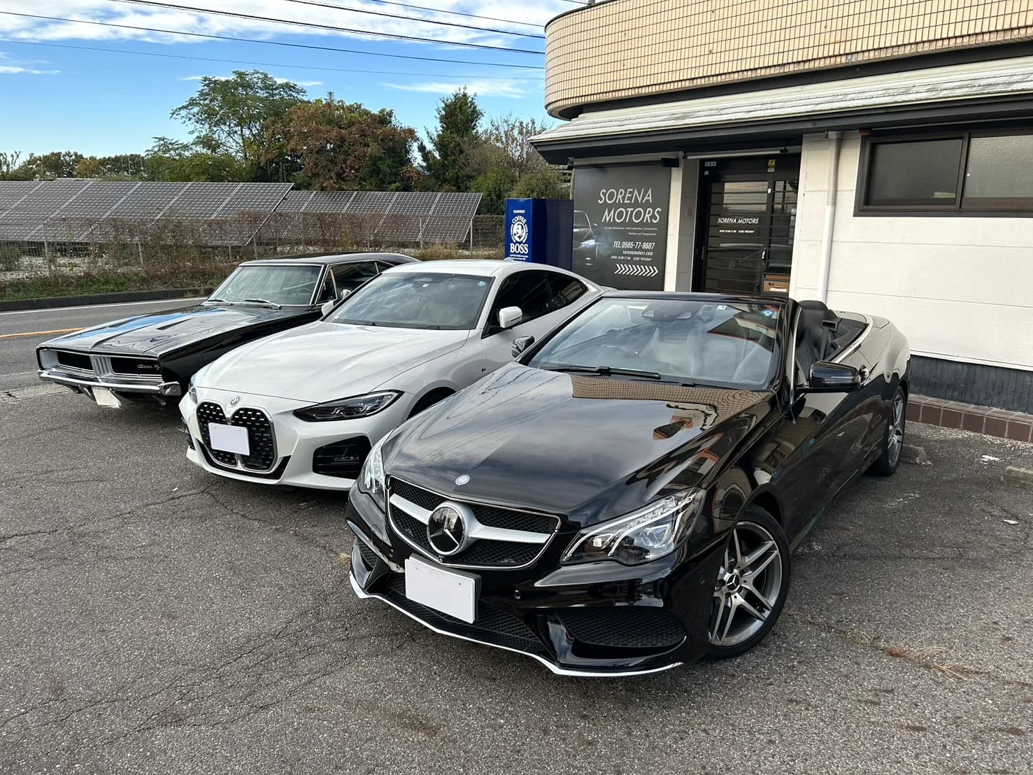 店先に並ぶ欧州のオープンカー