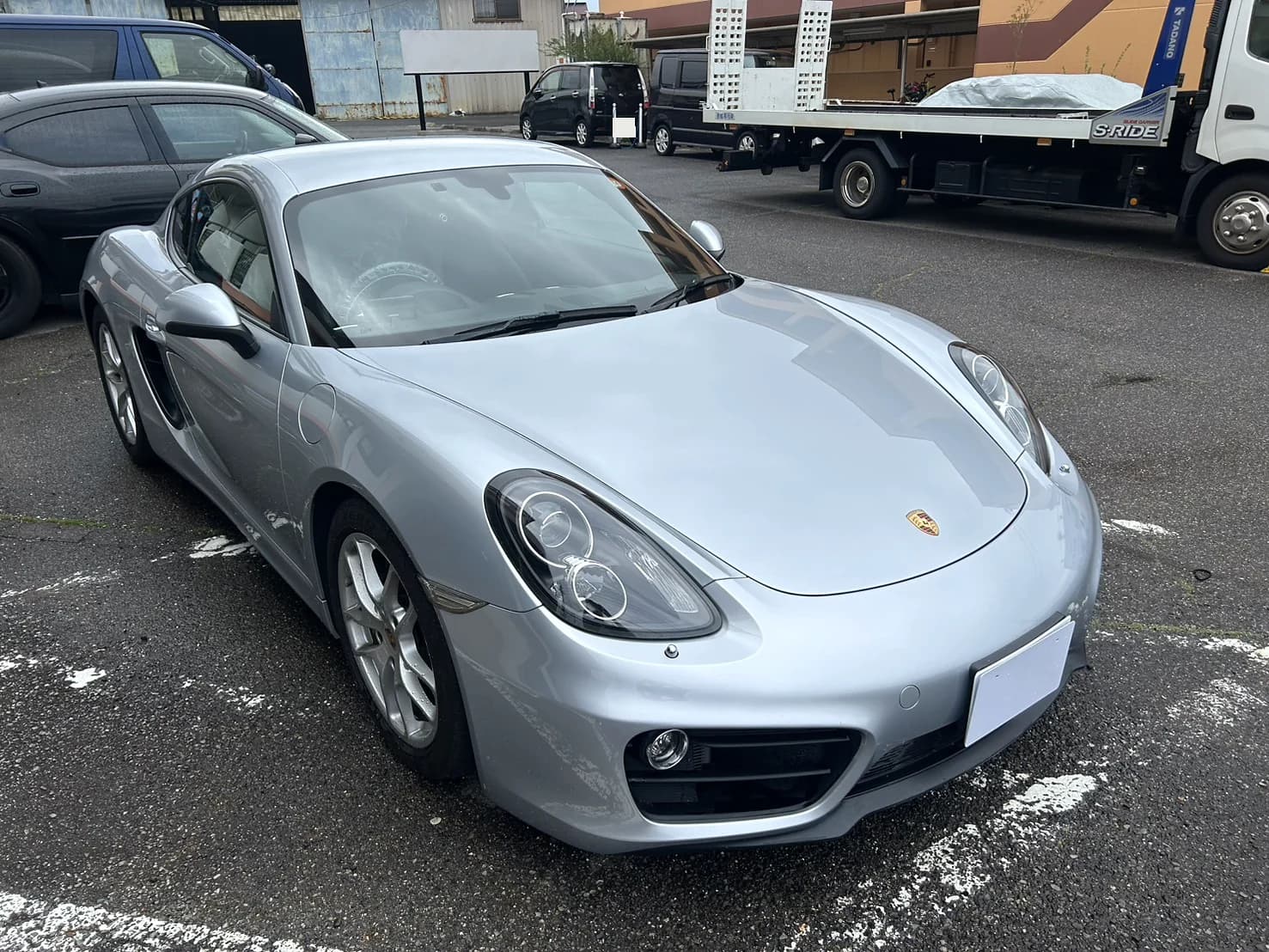 シルバーのポルシェ
