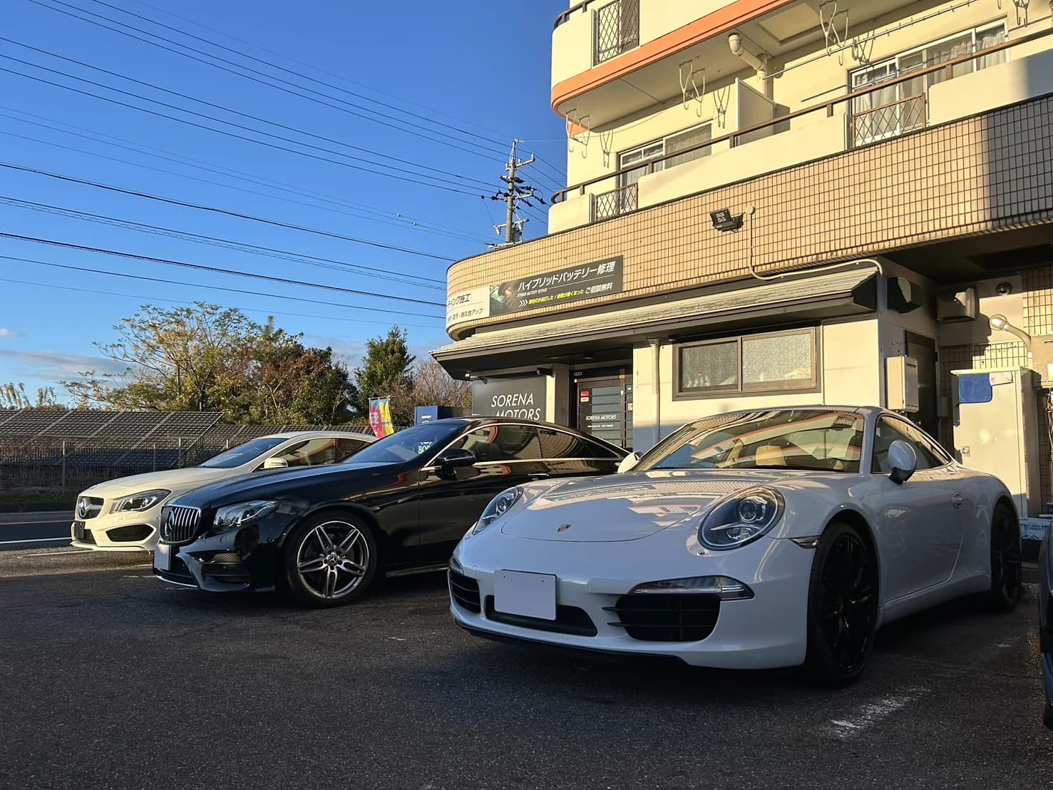 店舗前に並ぶポルシェとメルセデス・ベンツ。乗り換え相談の記事のイメージ