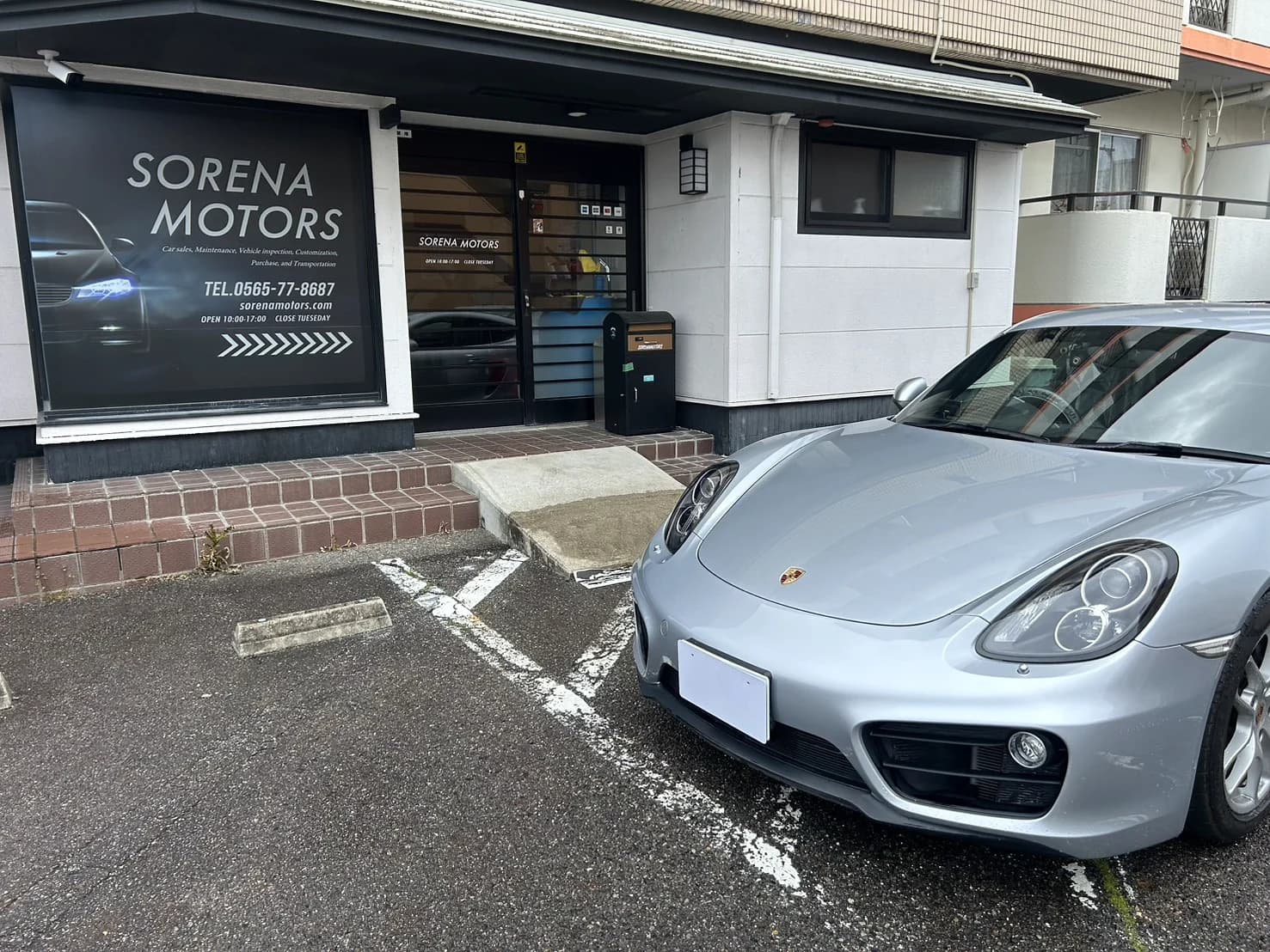 ソレナモータースの店舗前とポルシェ