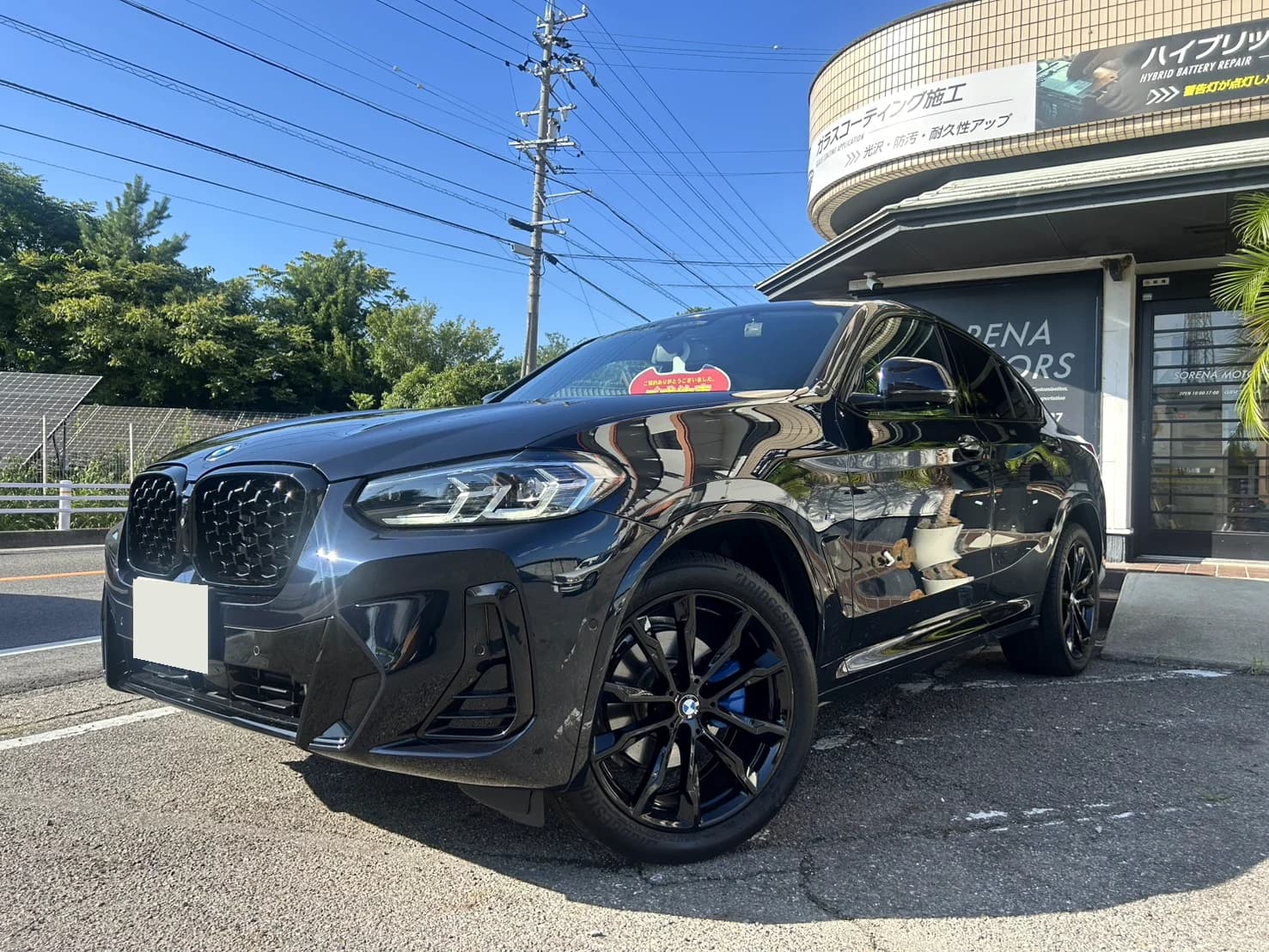 黒いホイールと青いキャリパーが見える黒いBMW