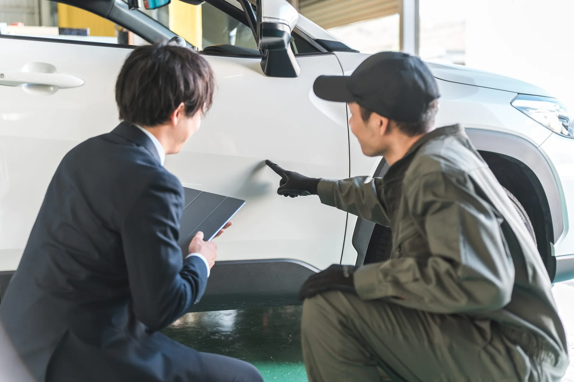 車の状態を一緒に確認する様子