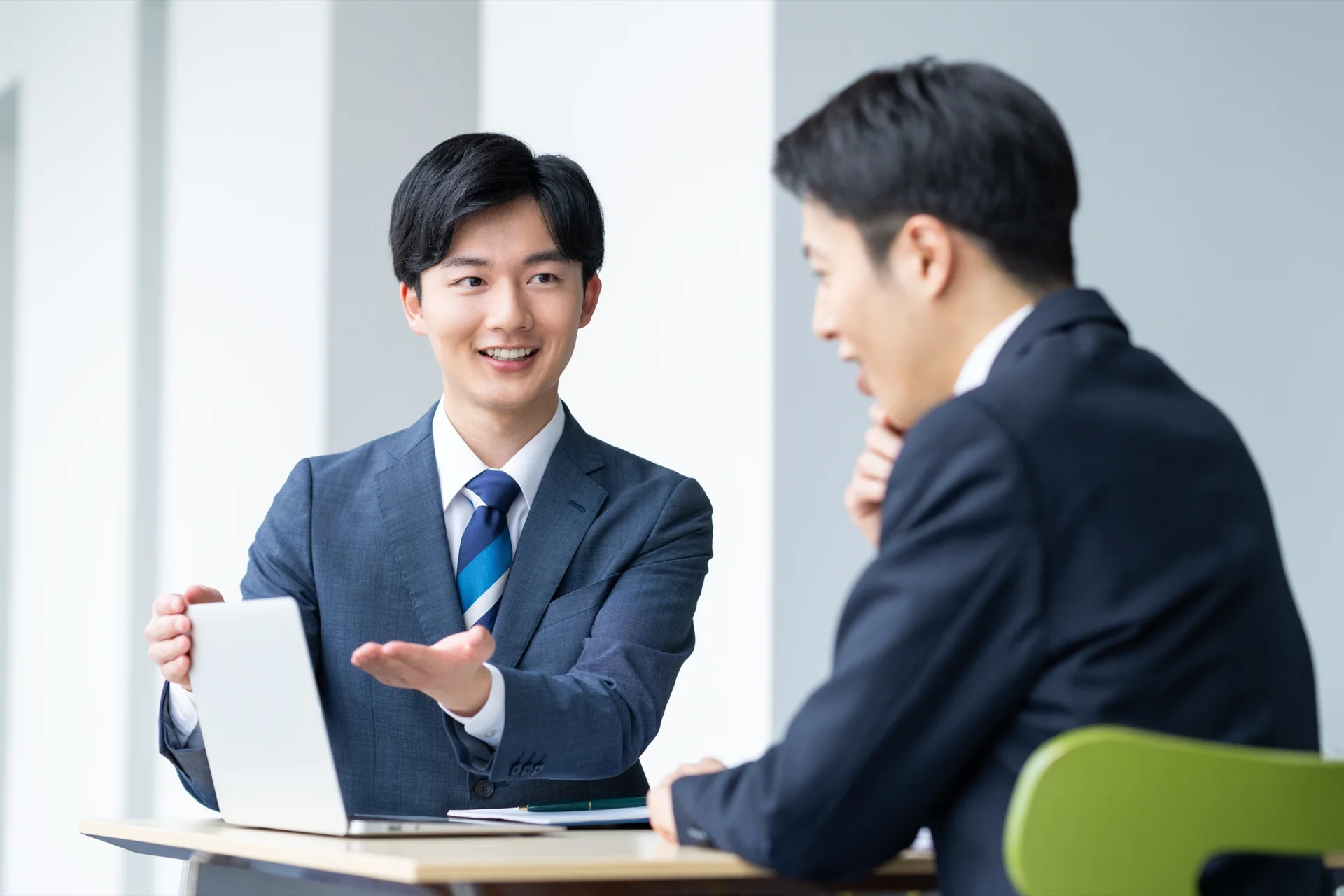 テーブルを挟んで相談する様子